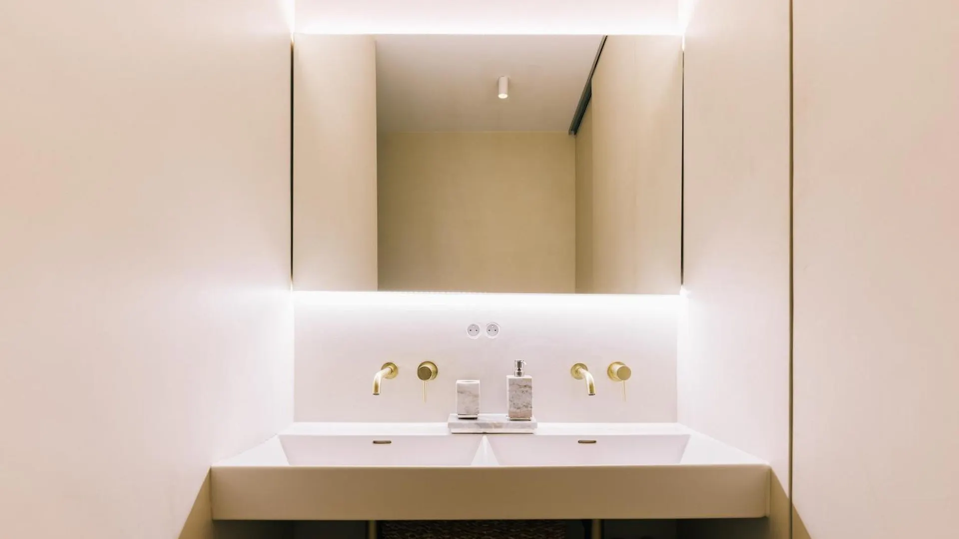 James At12 - Stunning Luxury Apartment Downtown Anversa